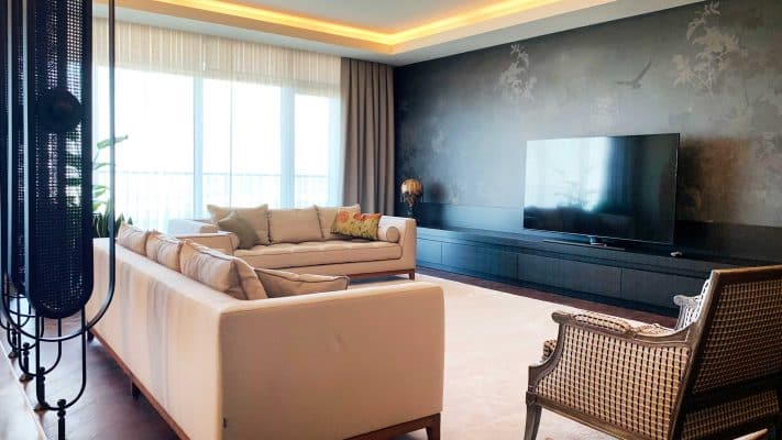 Bilkent Nazende Konutları perde projesi kapsamında salon ve TV ünitesi alanında kullanılan tül ve blackout perde uygulaması